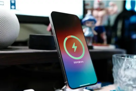 屯昌苹果15换屏服务分享用什么充电器给iPhone15充电更好 